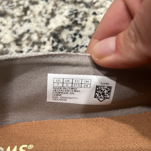 TOMS shoes- NEW - Picture 3 of 4